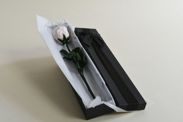 1 PRESERVED ROSE IN A SMALL BOX